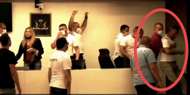 Црна Гора не памти овакав скандал: Погледајте како Милово приватно обезбеђење напада и избацује одборнике (ВИДЕО)